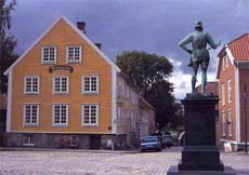 Dunkejong�rden, som en lokal MC Klubb er oppkalt etter. Bygget i 1784 av kj�pmann S�ren Thygesen. Fra 1807 til 1837 tilh�rte g�rden brigadelege Abraham Falch Simers. Han hadde 21 barn og trengte trolig huset i sin helhet. I 1860-�rene var h�ker John Larsen eier. Han solgte brennevin fra dunk i kjelleren, hva navnet minner om. Foreningen Gamle Fredrikstad overtok g�rden i 1959 og har sine m�ter her.