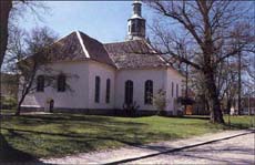 Dagens kirke ble innviet i 1779 og er et godt eksempel p� kirkelig bygningskunst fra 1700-�rene. Den er en korskirke i pusset tegl med h�ye elegante vinduer og med pilastersmykket t�rn i vest. Kirken er egentlig meget eldre enn fra 1779, oppf�rt etter bybrannen i 1764, fordi den er kirke nummer seks i rekkef�lge p� samme tomt med bevarte deler av eldre kirkebygg, bl.a. i fundamentene. Ildebranner har lagt kirke etter kirke i grus i den gamle festningsbyen. Blant gavene ved innvielsen i 1779 var to kirkeklokker skjenket av enkedronning Juliane Marie. Klokkene, som fremdeles er i bruk, er fra 1515 og fra 1300-�rene. Kirken, som er den eldste st�ende etter-reformatoriske teglstenkirken i �stfold, har gjennom �rene gjennomg�tt flere restaureringer - i 1874 ved arkitekt Jacob Wilhelm Nordan og i 1966 ved arkitekt Bj�rn Ianke. Alterbildet i kirken er fra 1779 og malt av J.S. Br�gger. Glassmaleriene er utf�rt av Per Vigeland. Gravplassen ble satt ut av bruk i 1832. Her har byens Eidsvollmann, byfogd Andreas Michael Heiberg, og festningens kommandant fra 1815 til 1818, generalmajor Johan Andreas Ohme, hver sin bautastein.