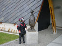 Ole ved siden av statuen av en annen ber�mt motorsyklist - Solan Gundersen.
