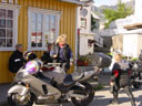 Litt av folket utenfor Henningsv�r Gjestgiveri hvor vi bodde.